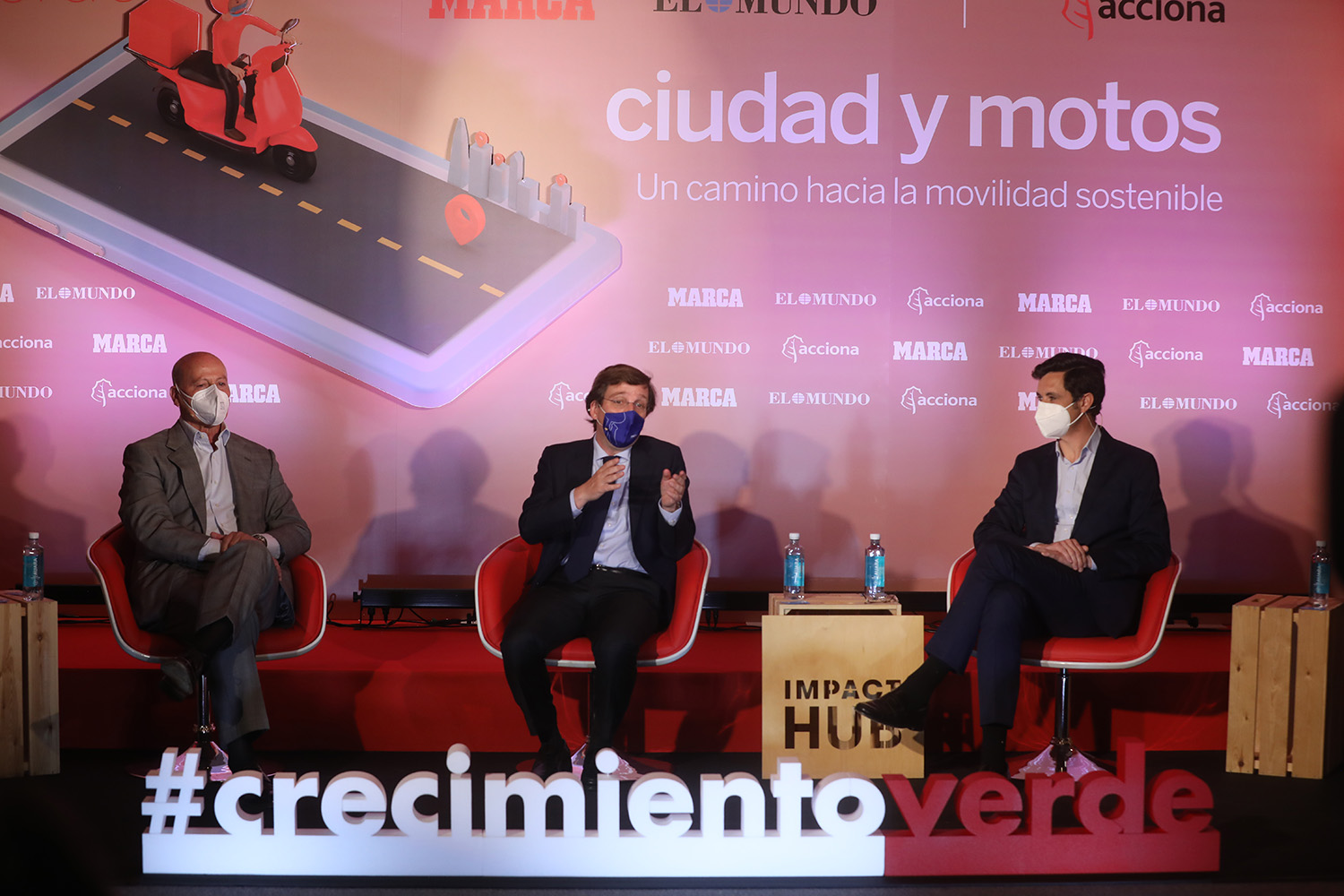 馬德里市長José Luis Martínez-Almeida表示機車專用道能降低因為機車車道分割帶來的車流不順暢，騎士也能避開車陣更快抵達目的地